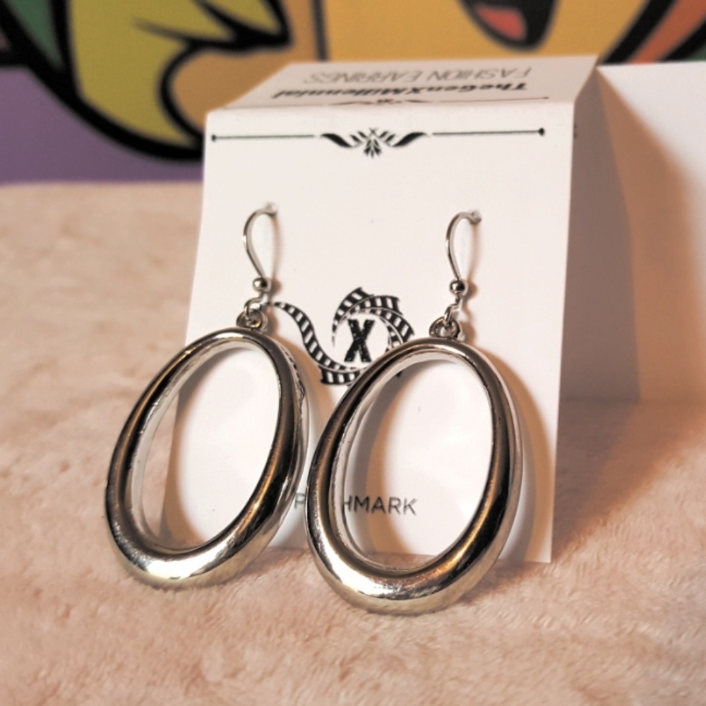⬇️ Silver Tone Mixed Metal Oval Loop Earrings